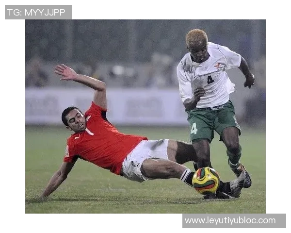 杜尚别独立球员门前制造威胁胜利球员极限倒勾解围展现精彩防守