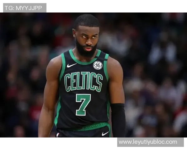 杰伦布朗上半场表现出色10投6中砍下17分正负值高达22助力球队领先