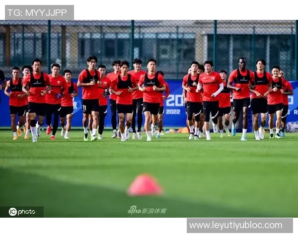 河南队今日启程前往上海浦东备战与海港热身赛全力以赴争取胜利
